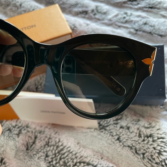 Authentic Louis Vuitton Flower Edge Round Sunglasses - Picture 5 of 14